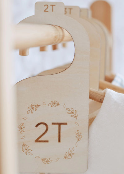 Set of wooden closet dividers for toddlers with engraved sizes 2T to 7 years on birch wood